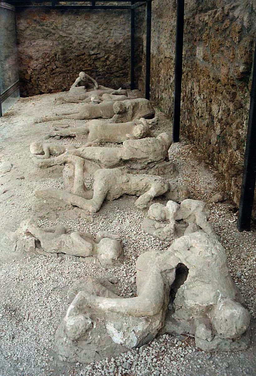 Pompeji - Pompeii áldozatait betemette a vulkáni hamu, maradványaik üreget képeztek benne, amelyek gipsszel kiöntve, szemléletesen mutatják az emberek utolsó pillanatait. 