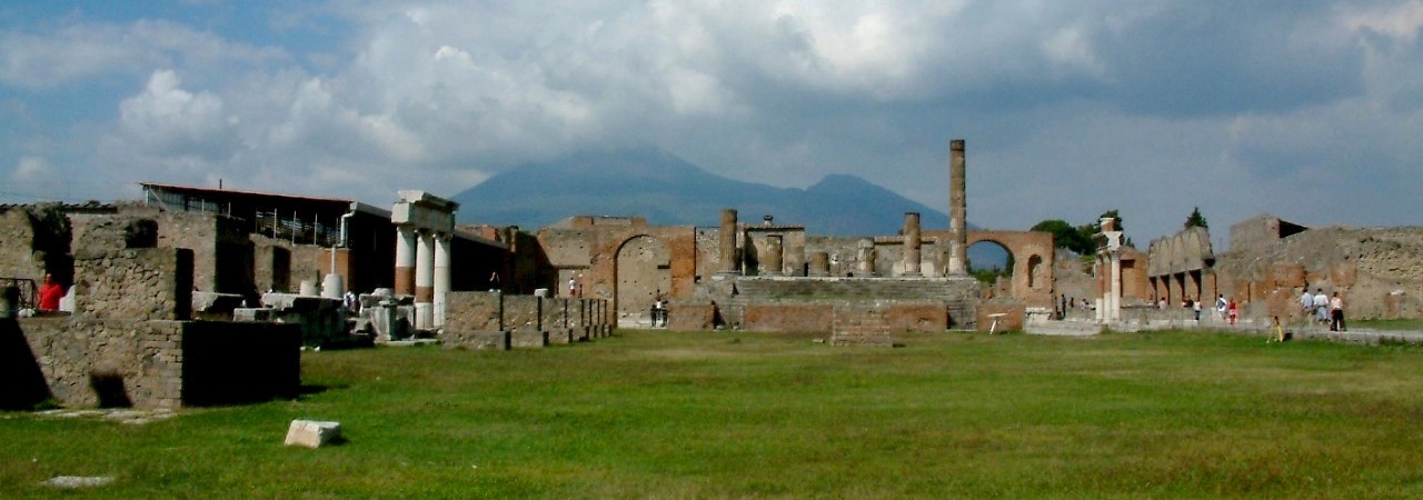 Pompeji - A fórum, középen Jupiter templomával