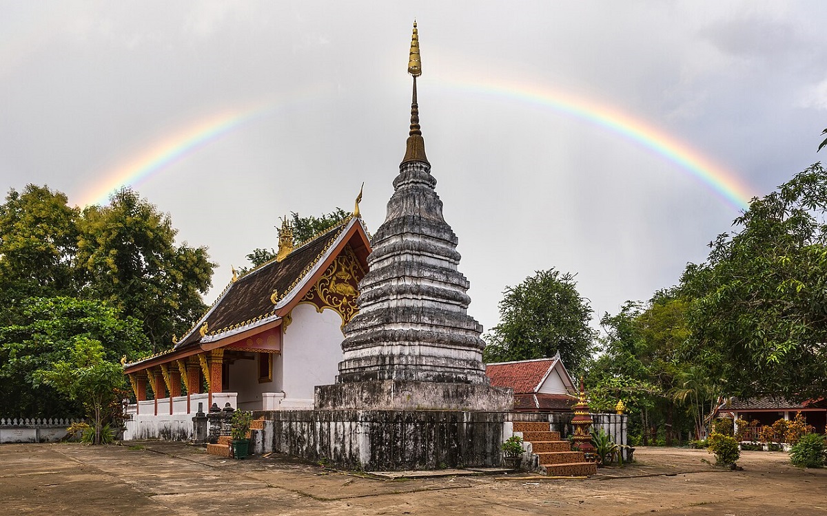 rainbow_over_bouddhist_temple_in_laos