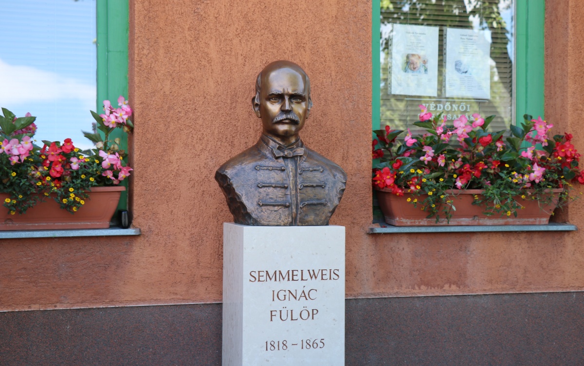 semmelweis-ignac-szobor-gyor
