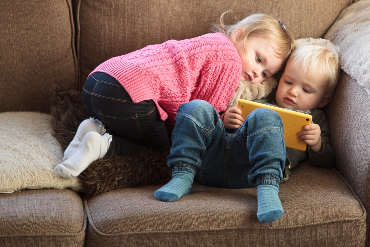 children-read-tablet