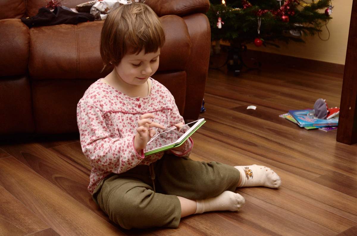 child-read-tablet