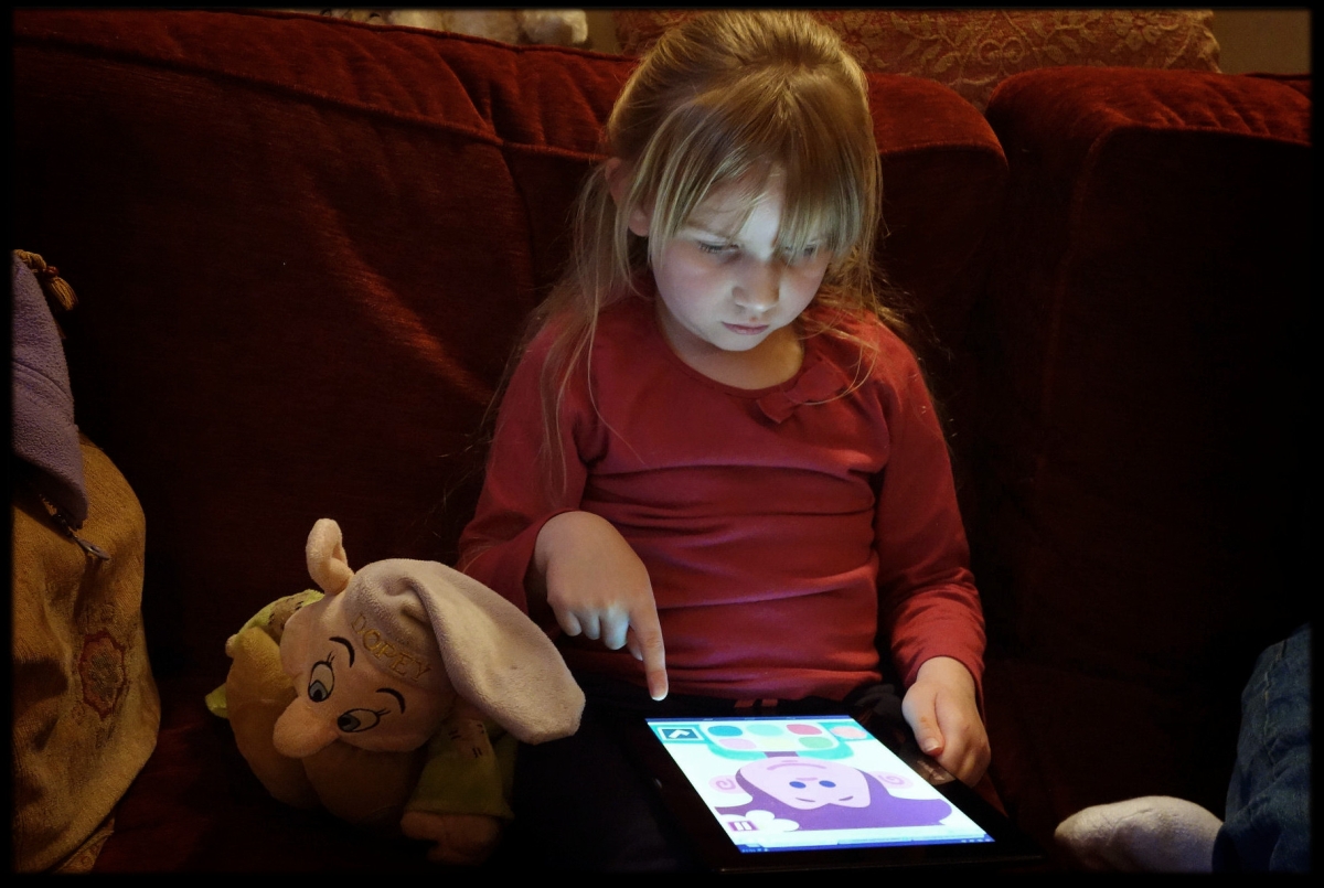 child-read-tablet
