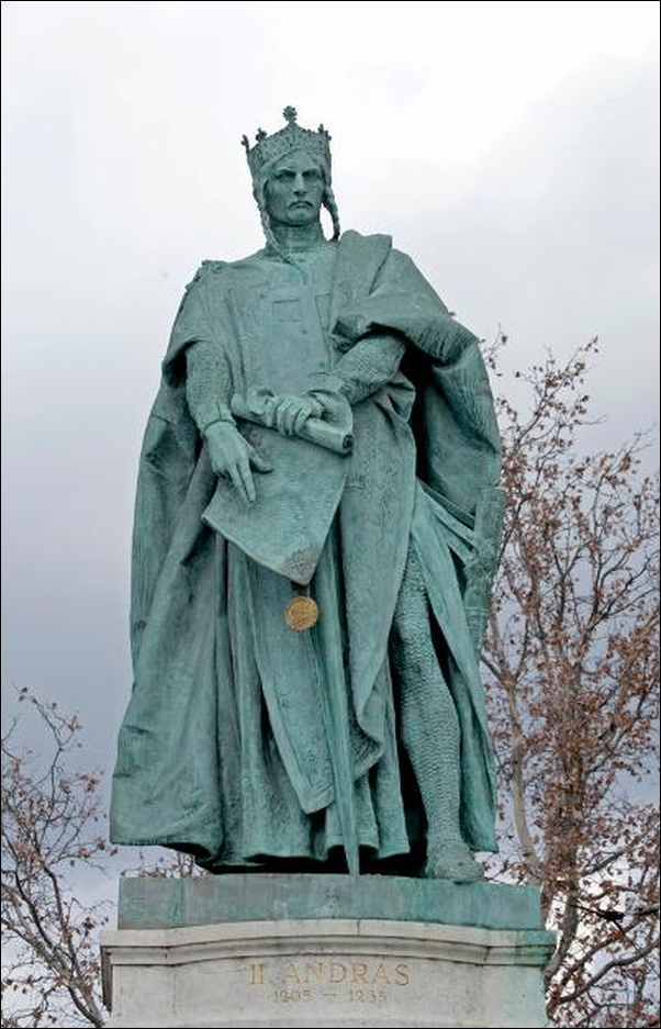 ii-andras-aranybulla-szobor