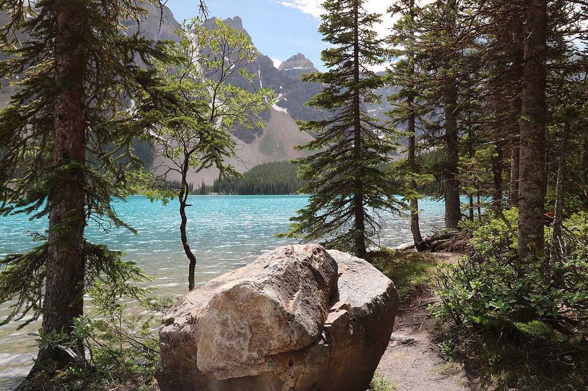 moraine-lake-alberta-canada