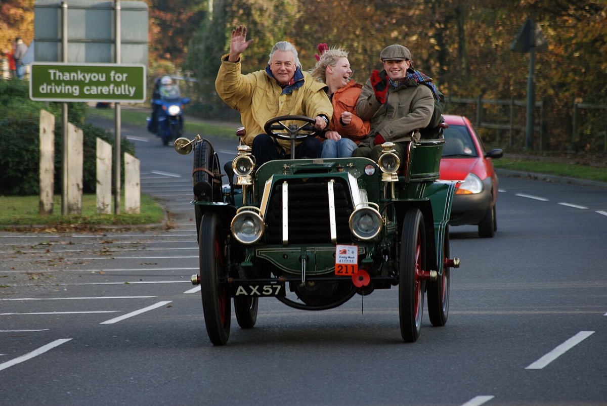 happy-people-car