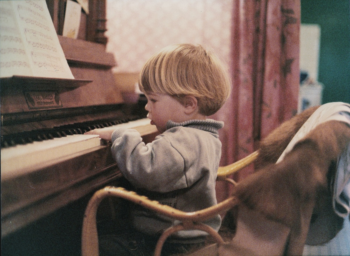 child_playing_piano