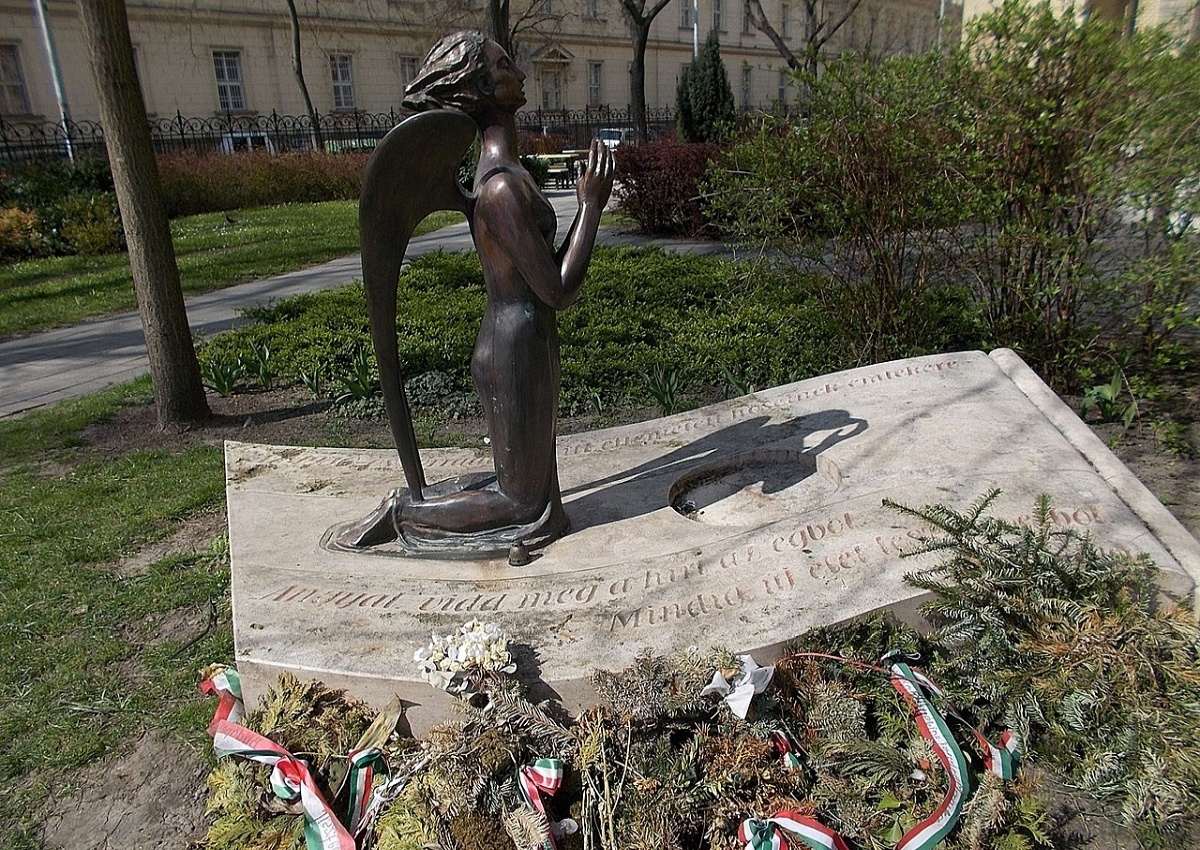 1956-emlekmu-rozsak-tere-budapest