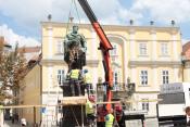 Elszállítják a Kisfaludy-szobrot 01