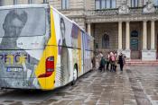 Petőfi-busz a győri városháza előtt