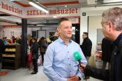A Széles Húsüzlet megnyitója