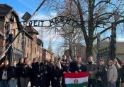 Auschwitz, hunyadis diákok a bejáratnál